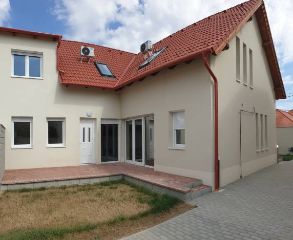 eladó újépítésű téglalakás, Paks