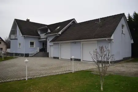 Kiadó családi ház, Paks 5 szoba 400 m² 1.20 M Ft/hó
