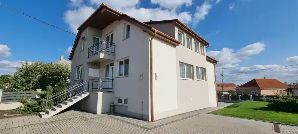 Kiadó irodaház, Paks 10 szoba 305 m² 1.50 M Ft/hó