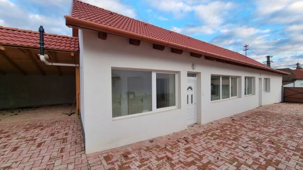 kiadó újszerű családi ház, Paks