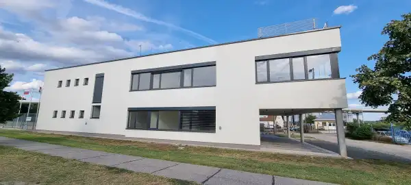 Kiadó újszerű irodaház, Paks 7 szoba 418 m² 1.50 M Ft/hó